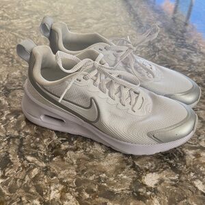 Nike Women's Athletic Shoes White and Silver / W11